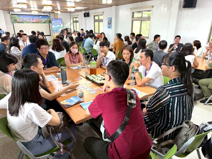 《圖說》心動滾球派對趣-換桌聊天。〈民政局提供〉