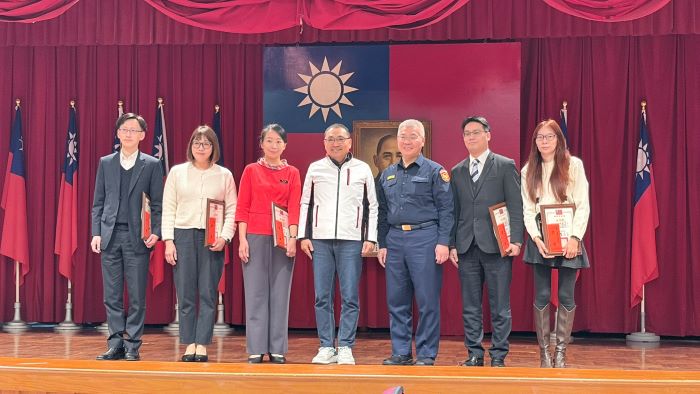 《圖說》市長侯友宜、警察局長方仰寧及銀行及超商聯防攔阻詐欺有功人員共同大合影。〈警察局提供〉