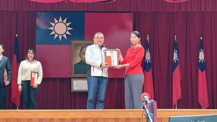 《圖說》市長侯友宜於治安會報，頒獎表揚銀行及超商聯防攔阻詐欺案件有功人員。〈警察局提供〉