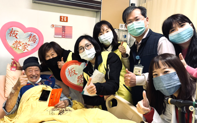 《圖說》板橋榮家陳桂美〈左二〉主任於春節前夕慰問臺北榮總住院榮民。〈板橋榮家提供〉