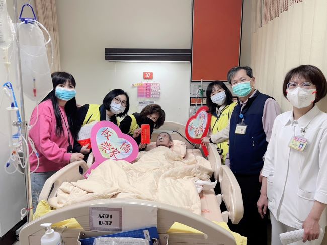 《圖說》陳桂美慰問臺北榮總住院榮民,長輩們倍感節慶的溫暖與關懷。〈板橋榮家提供〉