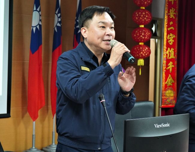 《圖說》分局長彭正中表示,分局有拍攝一系列識詐宣導短片,於轄內人潮聚集處強力播放,將反詐觀念深植人心。〈板橋分局提供〉