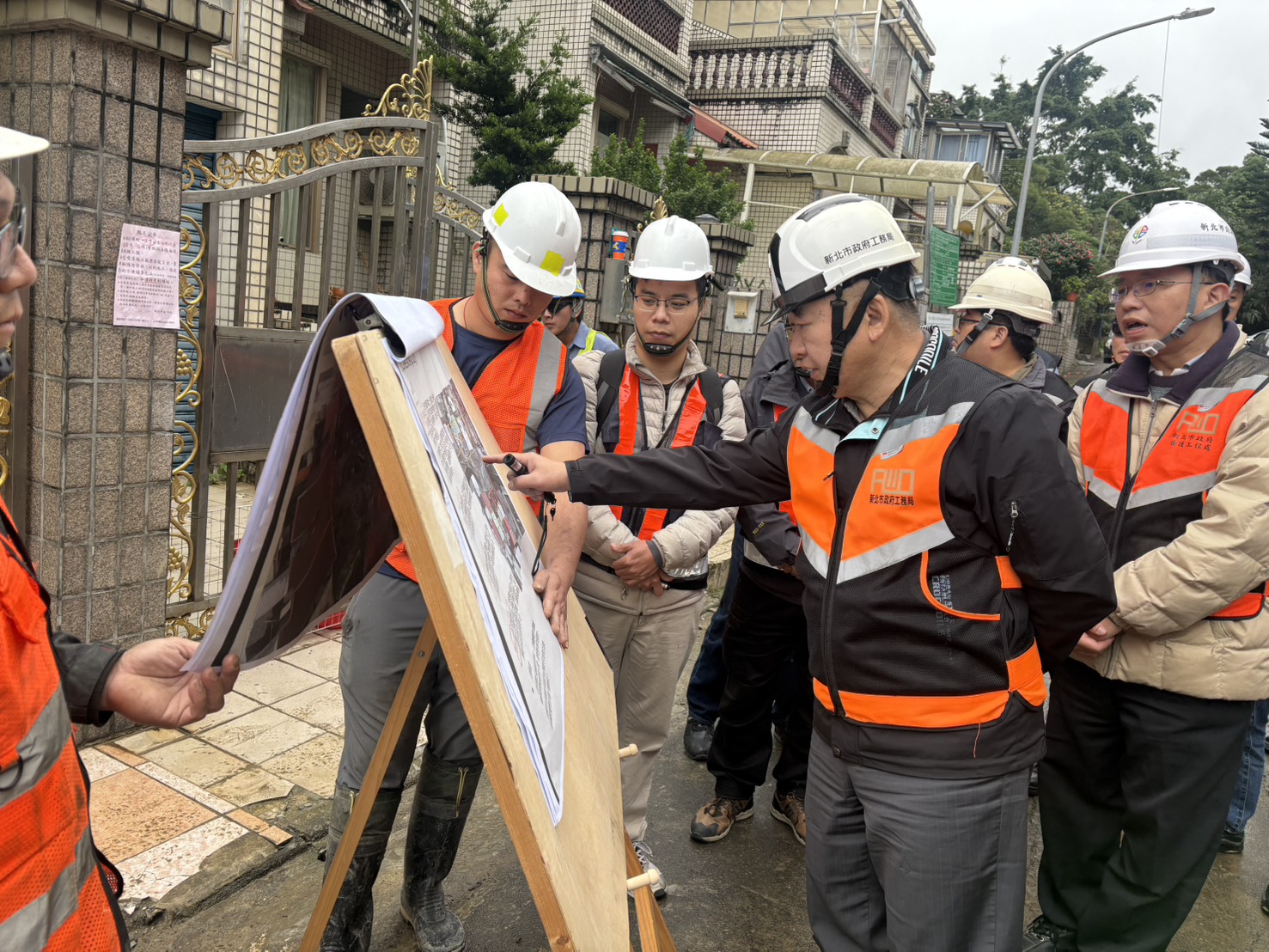 《圖說》農曆春節前夕,工務局長馮兆麟(右二)特別巡檢工地,要求各施工單位務必落實安全防護與監測作業。〈工務局提供〉
