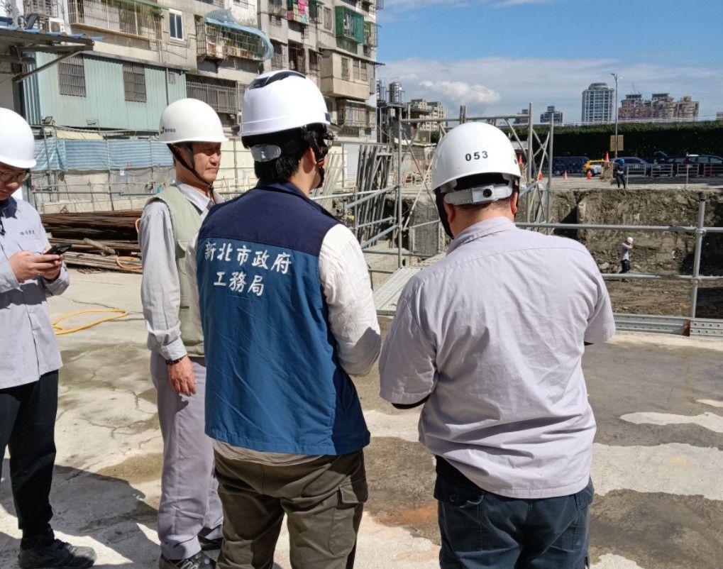 《圖說》新北市政府啟動建築工地安全防護專案,發現施工圍籬未牢固、排水堵塞等缺失,已當場要求改善完成。〈工務局提供〉