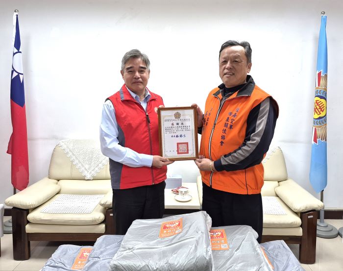 《圖說吳隆海常務監事(右)致贈保暖物資，由林振生處長(左)回贈感謝狀。〈新北榮服處提供〉