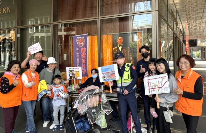 《圖說》海山警在板橋大遠百購物中心外設置「機動派出所」，即時受理報案、提供多元為民服務。〈海山分局提供〉