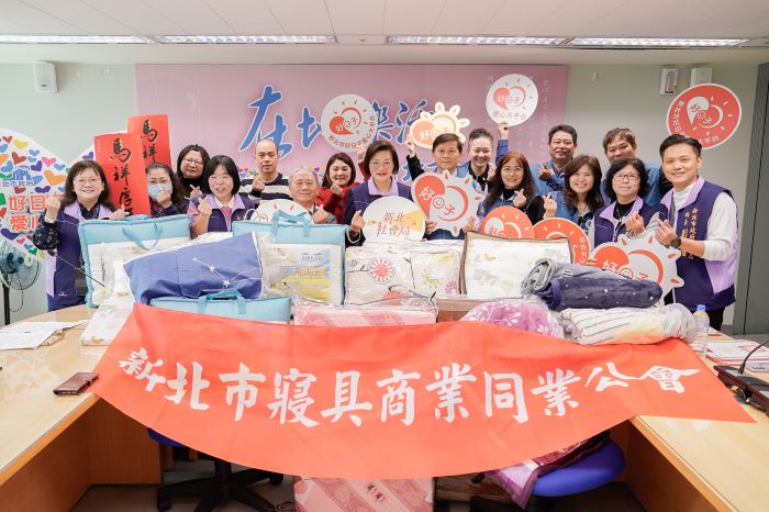 《圖說》新北市寢具公會捐贈市值約25萬元的寢具，包含棉被、床墊、枕頭及保潔墊等。〈社會局提供〉