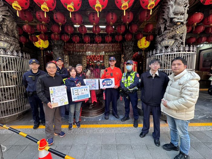 《圖說》板橋分局因應板橋慈惠宮民藝大街活動熱鬧登場，把握人潮聚集契機，，提前啟動春節交通安全宣導。〈板橋分局提供〉