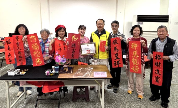 《圖說》台北市長春書畫學會由陳碧華理事長(左4)帶領的書畫老師們為板橋榮家長輩揮毫，榮家副主任劉汝俊〈右四〉代表回贈感謝狀。〈板橋榮家提供〉