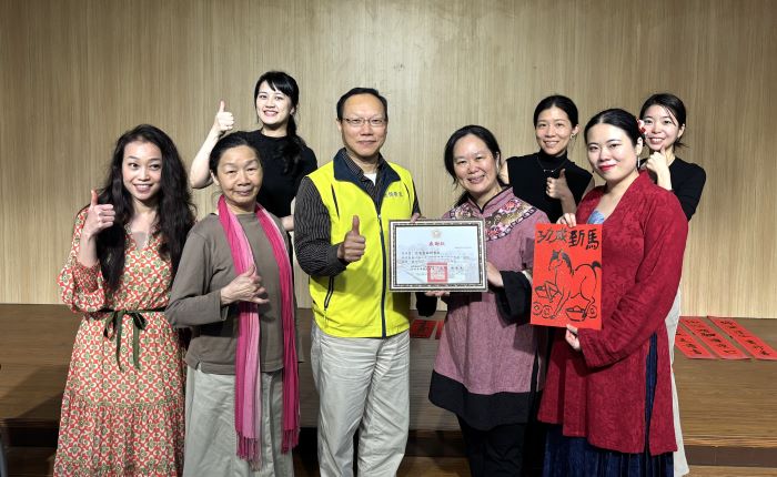 《圖說》台北崑曲研習社由韓昌雲社長(右二)帶領的書畫及崑曲老師們為板橋榮家長輩揮毫，榮家副主任劉汝俊代表回贈感謝狀。〈板橋榮家提供〉