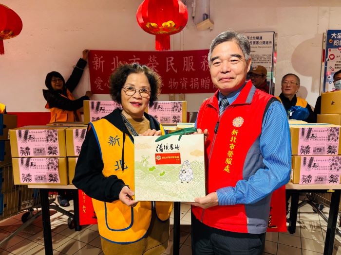 《圖說》林振生處長(右)回贈禮盒予捐贈人蔡裕馨女士。〈新北榮服處提供〉
