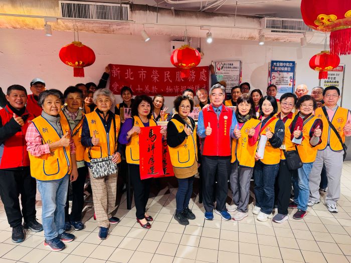 《圖說》林振生處長(右六)與榮欣志工合照。〈新北榮服處提供〉