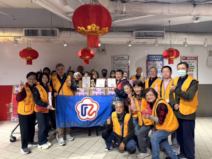 《圖說》榮欣志工年於菜捐贈活動前合照。〈新北榮服處提供〉