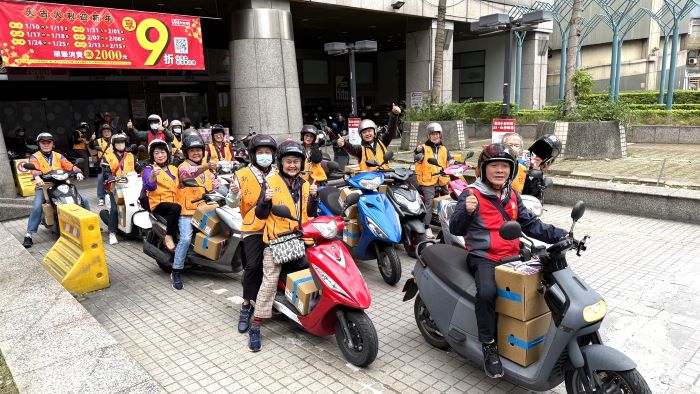 《圖說》榮欣志工分送年菜予弱勢榮民眷出發前合照。〈新北榮服處提供〉