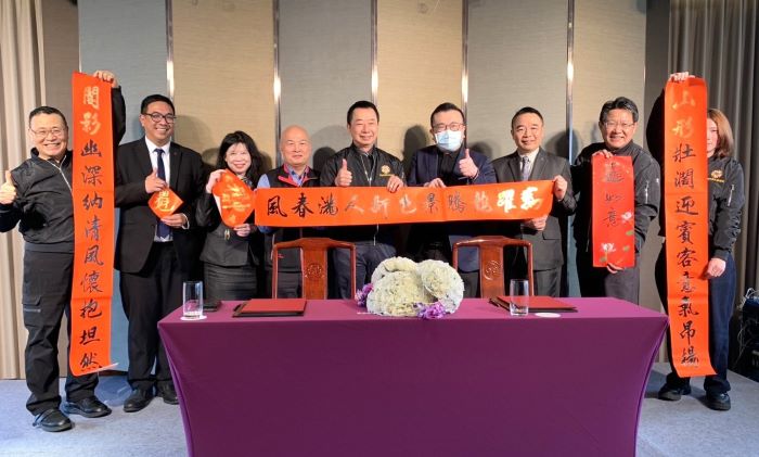 《圖說》簽署儀式後，方正處長（中左）致贈山形閣飯店由基隆書法家所書春聯後合影；中右為山形閣王金宇總經理、宜蘭榮服處陳學良處長（左4）、山形閣江采螢經理（左3）、山形閣謝元富協理（左2）、山形閣李招賢協理（右3），中為基隆榮服處長方正、右二副處長李復鄉。〈基隆榮服處提供〉