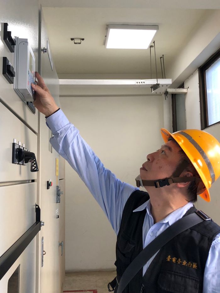 《圖說》台電外勤人員檢測用戶用電設備，降低突發事故的可能性。〈北西區處提供〉