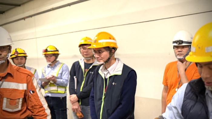 《圖說》北南區處長林蒼喬帶領電力維護人員前往高鐵進行供電設備檢測，提前守護春節期間交通用電穩定。〈北南區處提供〉