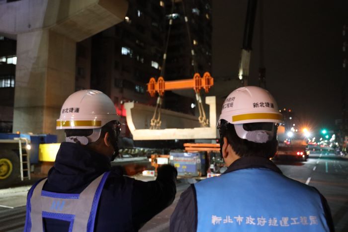 《圖說》李政安局長緊盯吊裝情形。〈捷運局提供〉