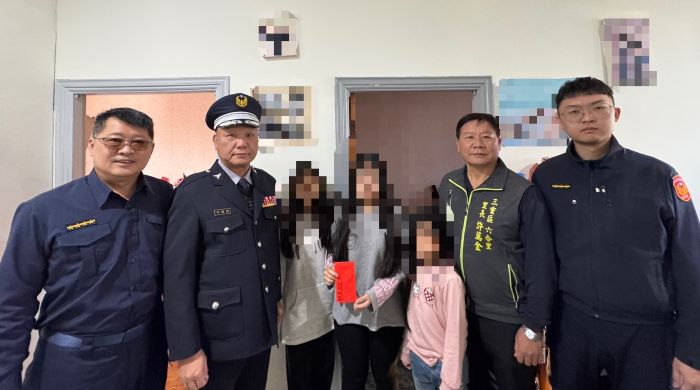 《圖說》三重警厚德派出所副所長鄭人綜〈左一〉、警員蕭〈右一〉會同轄內里長、義警中隊長關懷轄弱勢家庭，致贈春節慰問金。〈三重分局提供〉
