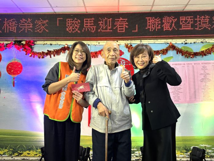 《圖說》蔡衍明愛心基金會蔡紹云董事長致贈紅包祝福榮家最高壽的陳延忠伯伯。〈板橋榮家提供〉