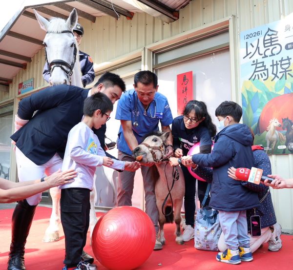 《圖說》早療小朋友餵食奶茶最愛吃的蘋果。〈動保處提供〉