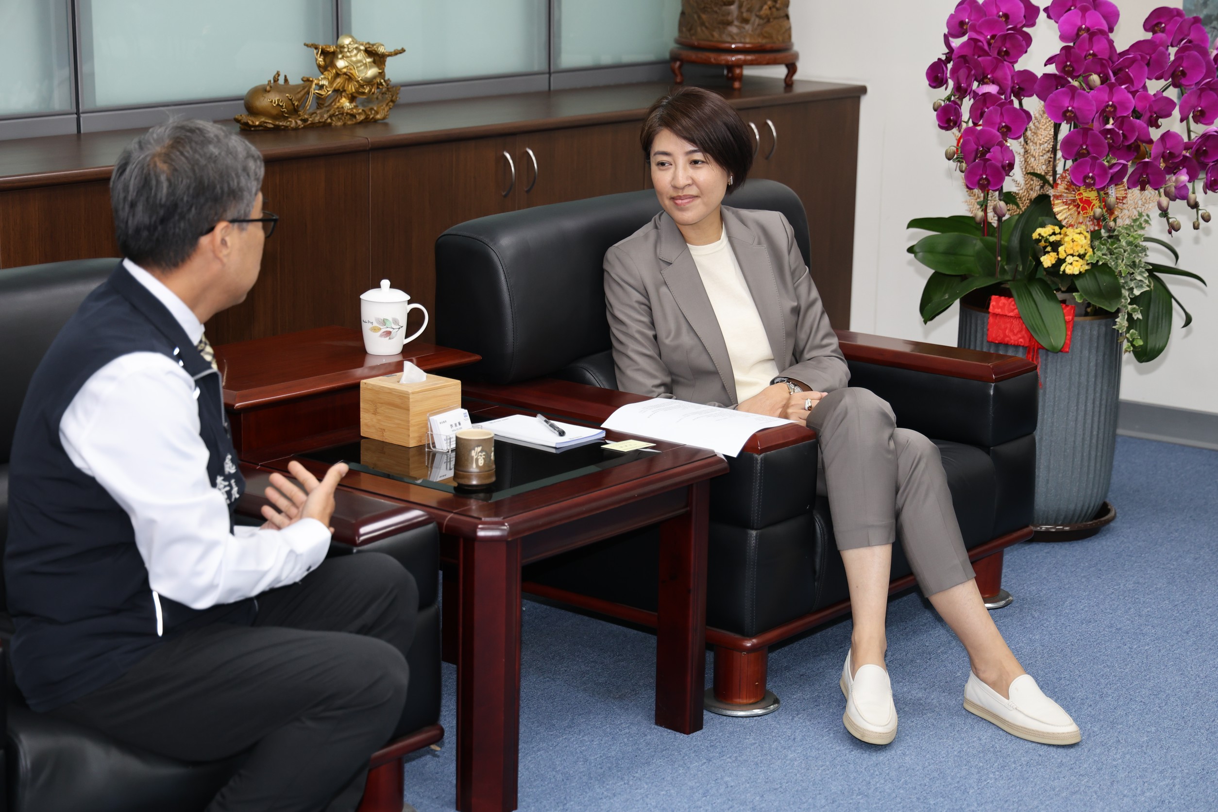 《圖說》南投縣榮服處長李毓錫拜會許淑華縣長，期許雙方持續保持密切合作，共同為榮民眷打造優質、綿密的照顧網絡。〈南投縣榮服處〉