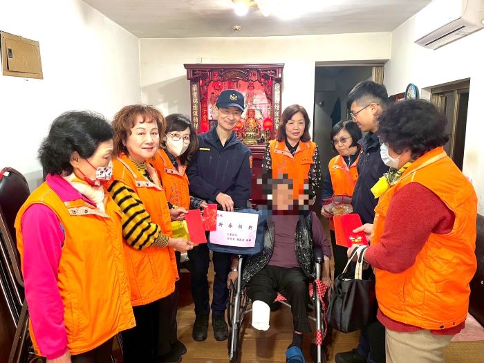 《圖說》三重分局副分局長施嘉文代表分局長黃國政攜手志工中隊關懷慰問弱勢家庭及重度身障人員。〈三重分局提供〉