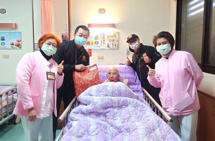 《圖說》方正處長(左2)偕同蘇澳分院護理部夥伴一同與苗伯伯歡喜合影。〈基隆榮服處提供〉