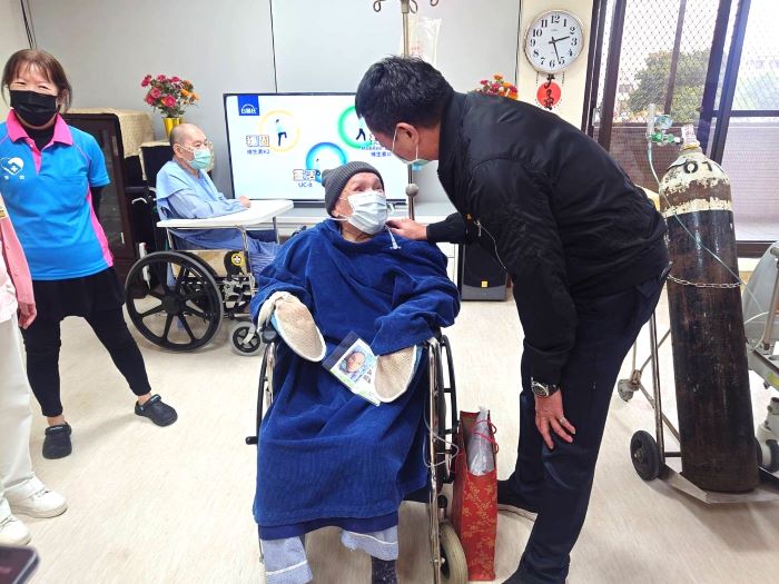 《圖說》方正處長(右)關懷劉伯伯近況。〈基隆榮服處提供〉