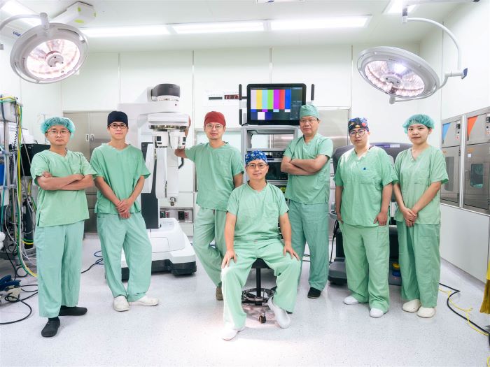 《圖說》達文西微創手術中心主任劉忠一〈中〉與團隊。〈土城醫院提供〉
