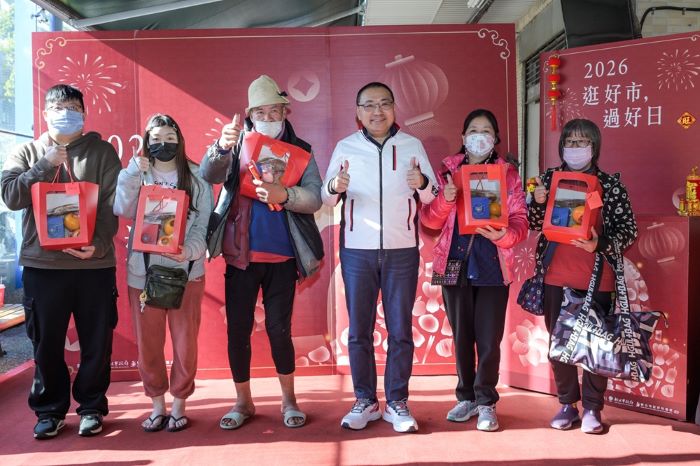 《圖說》侯友宜市長加碼抽5位坊寮市場年節禮「迎春好禮包」。〈經發局提供〉