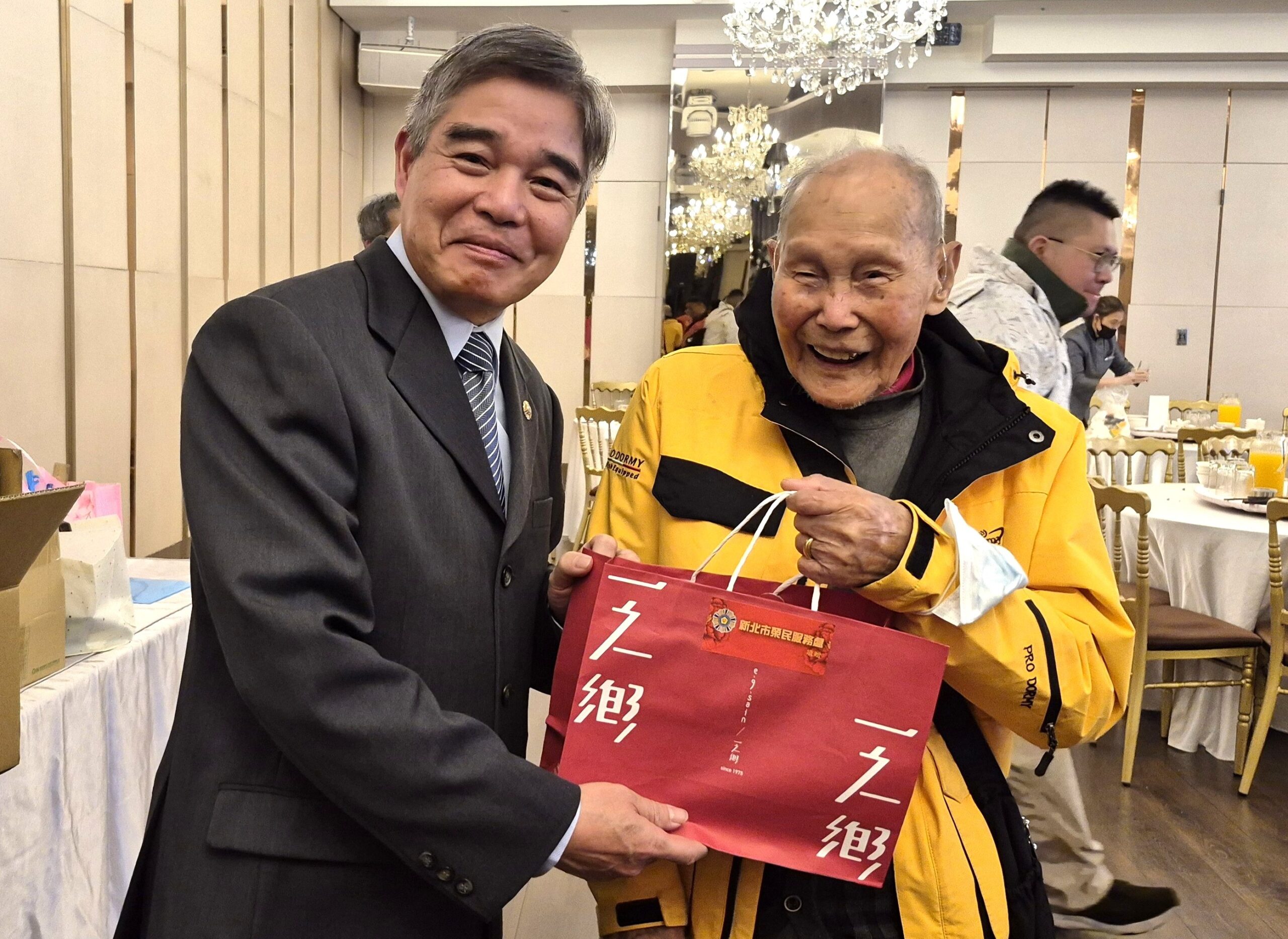 《圖說》林振生處長(左)致贈伴手禮予106歲方爺爺。〈新北榮服處提供〉