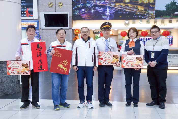 《圖說》侯友宜市長說，臺鐵今年提升了約8%的運能，高鐵也預估提升約10%，特別感謝高鐵與臺鐵同仁提升服務量，確保每位旅客都能順利搭車，讓返鄉路更加便利。〈交通局提供〉