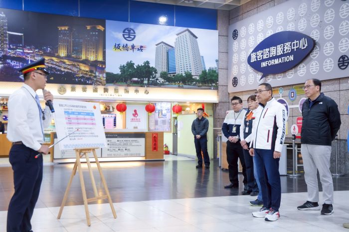 《圖說》市長侯友宜今日傍晚赴板橋車站，視察春節連假前夕的大眾運輸情形，同時慰勞堅守崗位的輪值夥伴，並發送「馬祥厚運」福袋。〈交通局提供〉