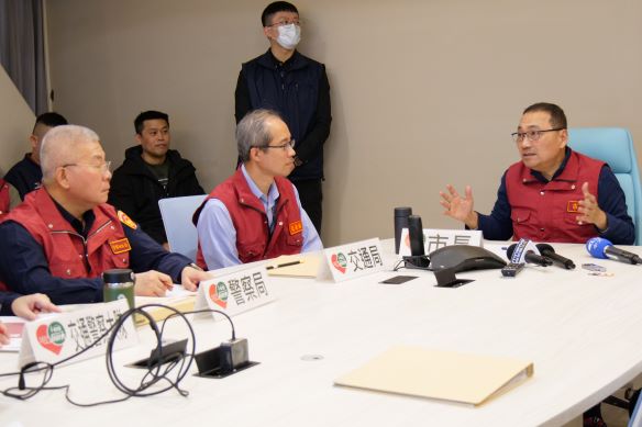 《圖說》新北市長侯友宜上午至交通局交通戰情室了解國道及新北市境市區主要道路。〈交通局提供〉