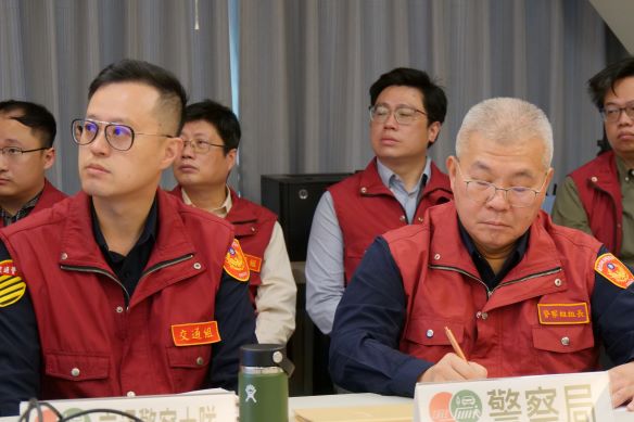 《圖說》警察局長方仰寧〈右〉和交通大隊長李仁寧〈左〉表示警力春節連假總動員。〈交通局提供〉