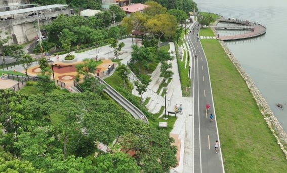 《圖說》八里左岸騎乘自行車悠遊河岸。〈高灘處提供〉