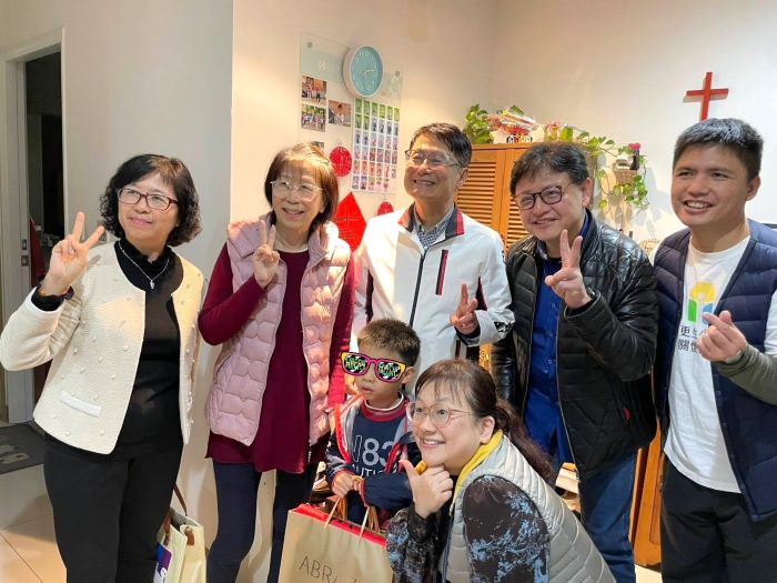 《圖說》陳純敬副市長（中）訪視類家庭，左1社會局副局長許秀能，左2為廖媽媽，右2中華民國更生少年關懷協會秘書長江元凱，右1主任謝宗燁。〈社會局提供〉