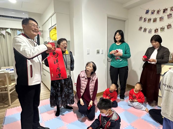 《圖說》副市長陳純敬在除夕前訪視慰問關懷類家庭，也帶來侯友宜市長的春聯和紅包。〈社會局提供〉