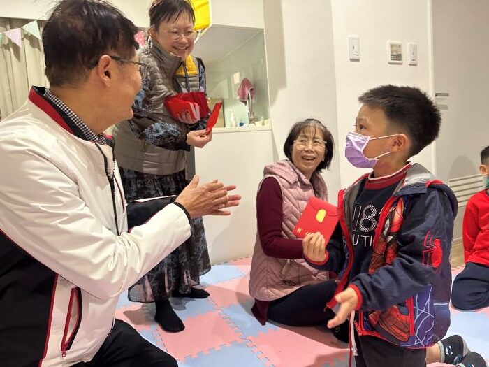 《圖說》機伶的小馬（右）接過紅包後說：「耶，馬上有錢花！」令大家笑翻天。〈社會局提供〉