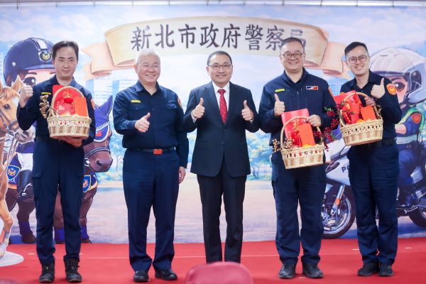 《圖說》市長侯友宜慰勞保安大隊、交通大隊及婦幼隊員警,並致贈新春福袋、水果禮盒及加菜金,左二警察局長方仰寧、右一交通大隊李仁寧。〈保安大隊提供〉