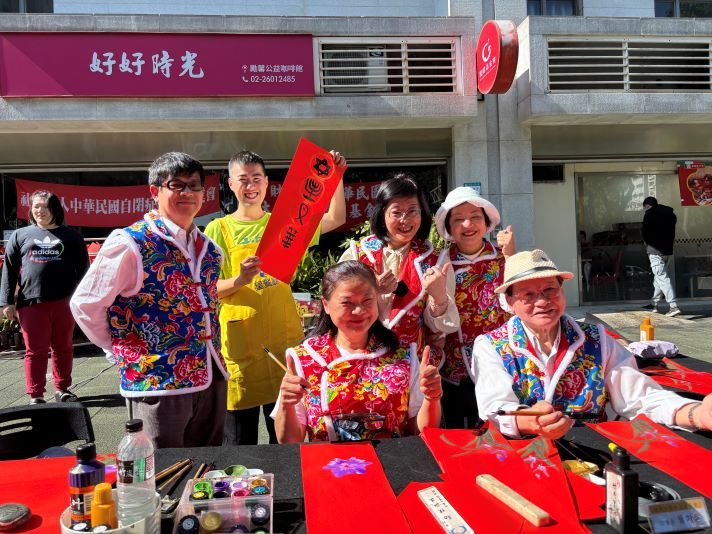 《圖說》中華民國自閉症權益促進會今日舉辦「迎新春贈春聯、送元寶」活動，兒現場揮毫書寫春聯。〈主辦單位提供〉