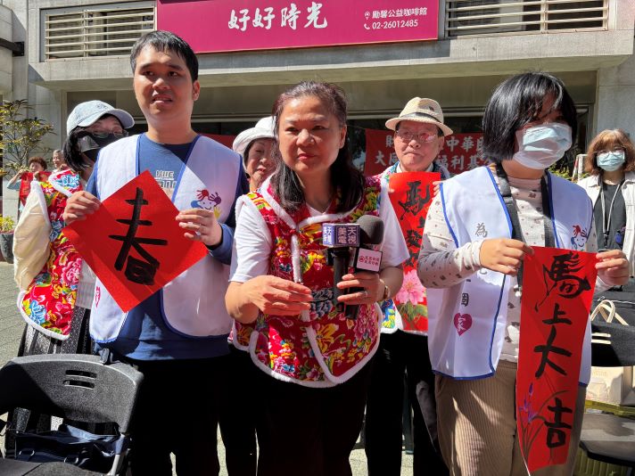 《圖說》中華民國自閉症權益促進會「迎新春贈春聯、送元寶」活動現場。〈主辦單位提供〉