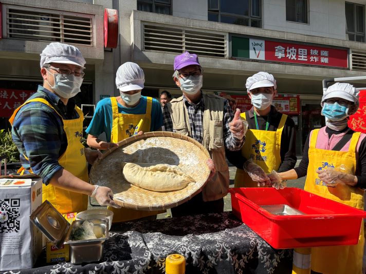 《圖說》活動另一亮點是「元寶祈福」，象徵招財納福的大元寶，吸引不少民眾拍照留念，也為新春增添喜氣。〈主辦單位提供〉