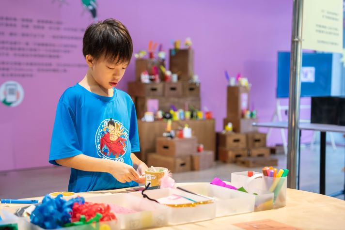 《圖說》府中15二樓影像教育常設展《角色Action！片廠見習中》，帶領親子觀眾化身電影工作者，體驗從拍攝到剪接的影像製作流程。〈文化局提供〉