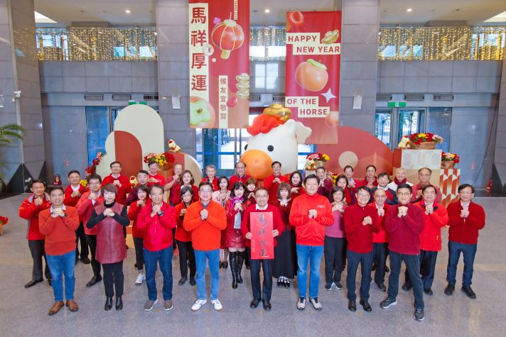 《圖說》侯友宜市長率市府團隊齊賀新年，「馬祥厚運」祝福大家馬上好運！〈新北市府提供〉