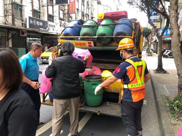 《圖說》清潔隊員執行垃圾收運勤務。〈環保局提供〉
