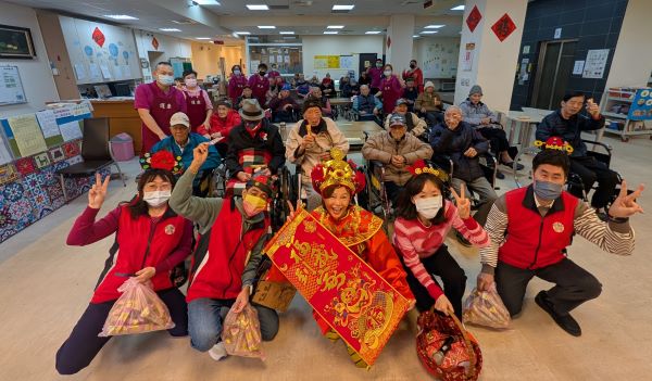 《圖說》板橋榮家「財神策馬來報到,金銀財寶『馬』上有」賀歲活動,現場洋溢濃濃年味。〈板橋榮家提供〉