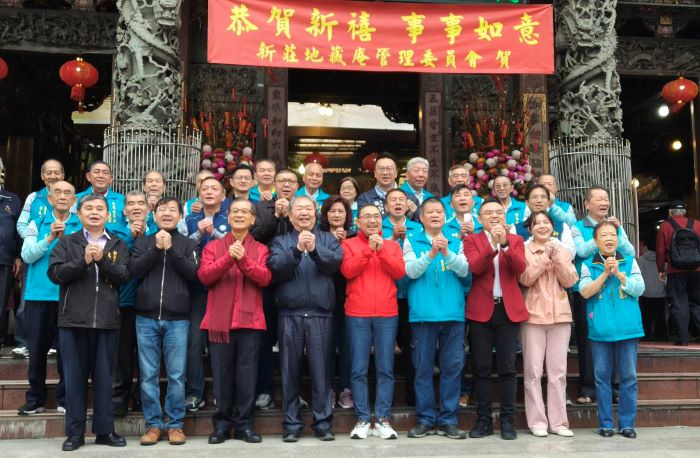 《圖說》市長侯友宜於新莊地藏庵參拜並與眾人合影,祈求馬年市政昌隆、平安順利,前排左四議長蔣根煌、左二民政局長林耀長。〈民政局提供〉
