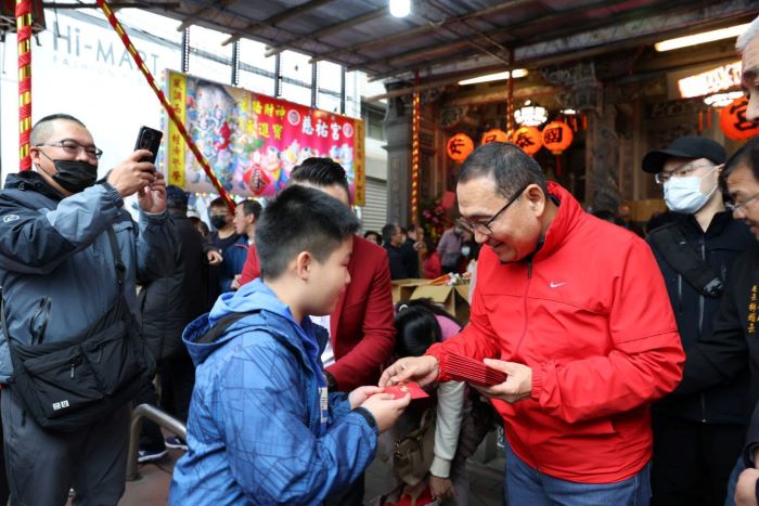 《圖說》市長侯友宜大年初一抵達新莊慈祐宮參拜,祝福市民朋友馬年萬事如意。〈民政局提供〉